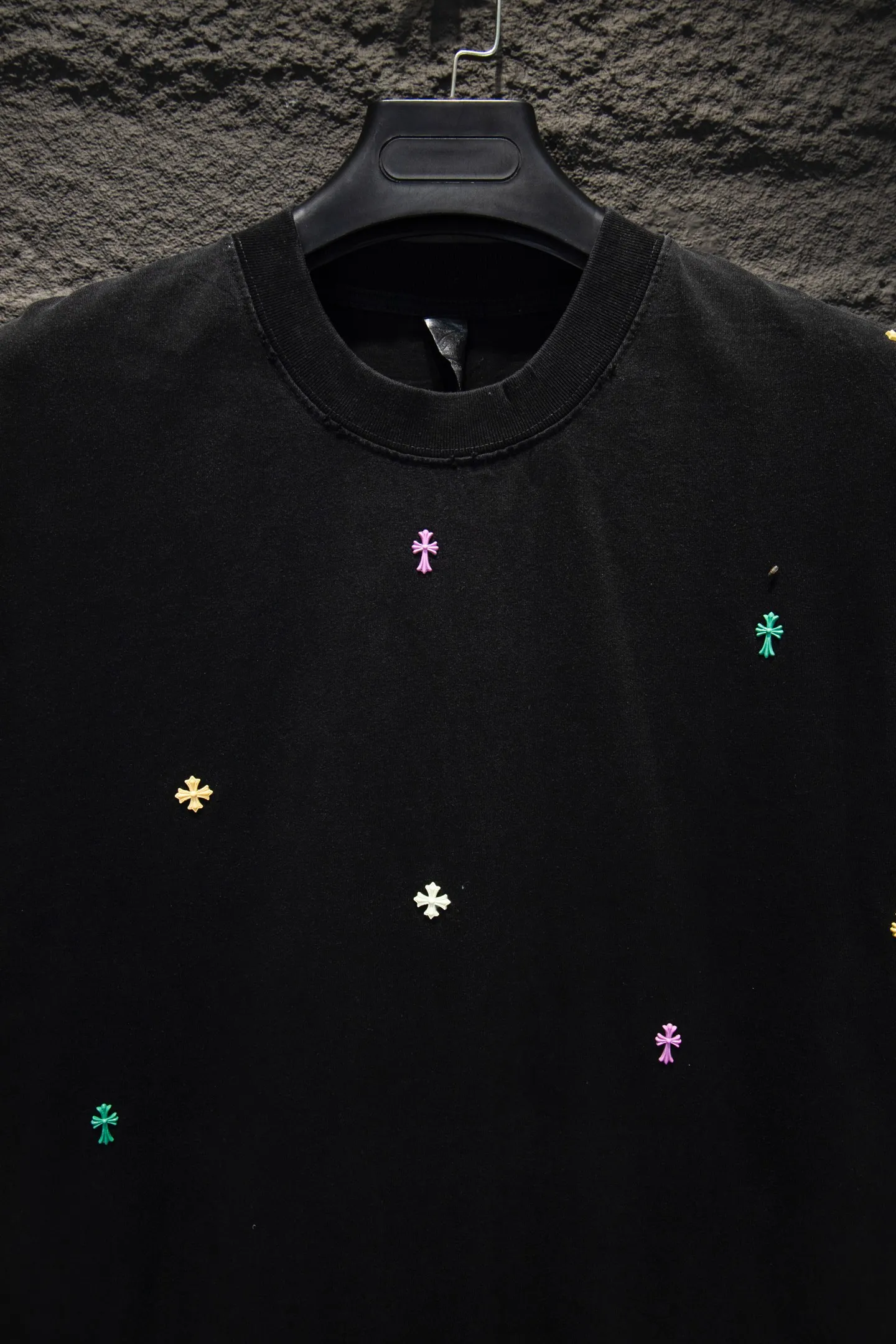 P180 🆕Chrome Hearts os version is really charming and Chrome Hearts is really a must-have. Each season's new version is made to the extreme. It is very practical and can be worn casually. Nice✔️ - ⚠️100% cotton. It is made of 32-count double yarn, 260-gram weight fabric and imported knitted carded cotton. It has moderate thickness, drape and contour, and the upper body is comfortable! ! It is very tolerant to fat body types and can instantly lose five pounds after wearing it!  Front panel #Back panel Neckline Bronzing elements# Imported hardware heavy craftsmanship and imported accessories. The body is washed, worn, sandblasted and frayed, and handmade elements are added to greatly increase the interest of the clothing; unique visual effects. The special fraying effect creates a unique distressed effect. The addition of handmade elements to the body greatly increases the interest of the clothing; it has a unique visual effect. After special fraying effect treatment, a unique distressed effect is formed. An irregular hem is added to the version. This year, Crow Heart is focusing on the version. In the past two years, the oversize version has become the focus of the trend. It has also been a popular staple in the past two years. The change of designers has made this brand an instant hit. The progressive fashion of the times also needs the blood impact of fresh elements and trendy designs in order to continue its glory! It’s stylish both inside and outside, a must-have for high street travel! An absolute "eye-catching style" that can match couples 💏 Color: washed black, sandblasted white Size: S M L XL